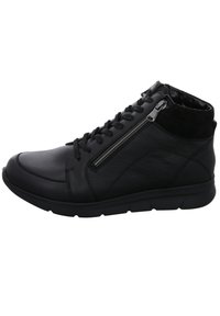 Zwarte leren enkelboots met een vetersluiting aan de voorkant, een rits aan de zijkant en een gladde textuur, voorzien van zachte stofaccenten op de kraag.