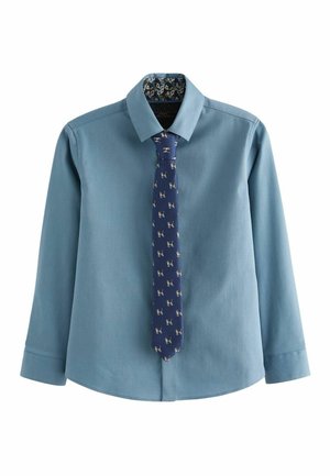Helles blaues Langarmhemd mit button-down Kragen und einer marineblauen Krawatte, verziert mit kleinen Hunde-Mustern. Weicher, glatter Stoff.