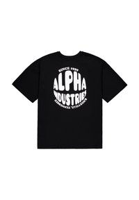 Černé bavlněné tričko s velkým, výrazným bílým grafikem s textem "ALPHA INDUSTRIES" a "SINCE 1959" v vlnitém písmu. Krátké rukávy.