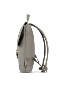 Grå tygryggsäck med en strukturerad form, justerbara remmar, ett handtag på toppen och ett lock med en metallspänne.