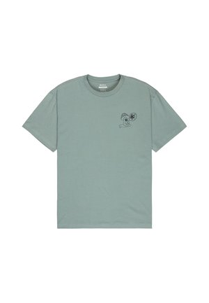 Camiseta verde lisa de manga corta con un pequeño dibujo animado negro de un hongo y un globo de diálogo en la parte izquierda del pecho.