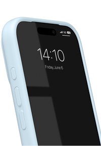 Smartphone med en sort skærm, indkapslet i en lys blå silikoneetui. Synlige er sideknapperne, og displayet viser tid og dato.