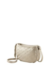 Bolso de mano beige hecho de material sintético texturizado, con un patrón de logo grabado, forma curva y una correa de hombro ajustable.