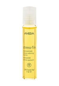 Concentré Aveda Stress-Fix dans un flacon en verre transparent de 7 ml. Contient une huile jaune, avec un bouchon en plastique blanc et étiqueté en texte noir.
