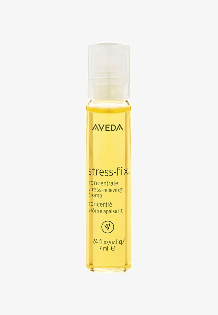 Aveda Stress-Fix concentraat in een duidelijke glazen fles van 7 ml. Bevat gele olie, met een witte kunststof dop en gelabeld met zwarte tekst.