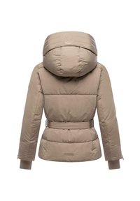 Beige pufferjack met een grote capuchon, een ceintuur in de taille en ribbelmouwen. Heeft een logo op de rug en zijzakken met rits.