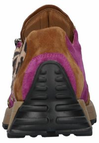 Sneaker multicolore con una combinazione di suede marrone, accenti rosa e design a stampa leopardata; suola in gomma con dettagli antiscivolo.