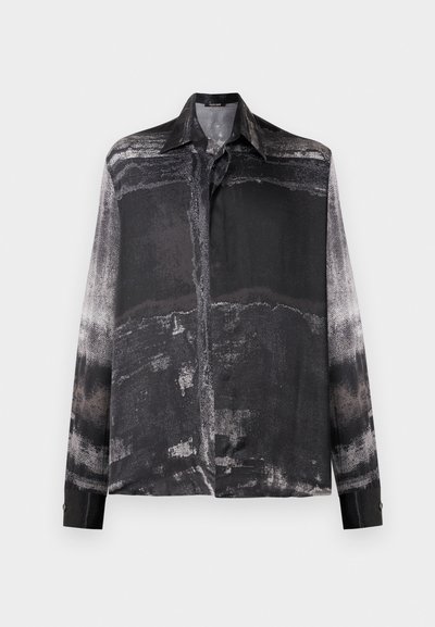 Zwart long-sleeve shirt met een grijs abstract patroon. Glad materiaal met een puntige kraag en knoopmanchetten.