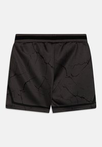 Svarta träningsshorts med ett sprucket mönster, elastisk midja och en slät textur. Designen fokuserar på funktionalitet och komfort.