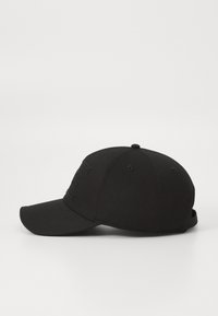 Fekete baseball sapka, amely szövetből készült, ívelt viselővel, strukturált koronával és állítható pánttal a hátsó részen. Kiöntött logó az oldalon.