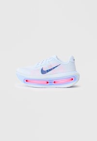 Sapatilhas Nike Air Max em malha branca com detalhes em rosa e azul, apresentando uma sola arredondada e amortecimento de ar visível no calcanhar.