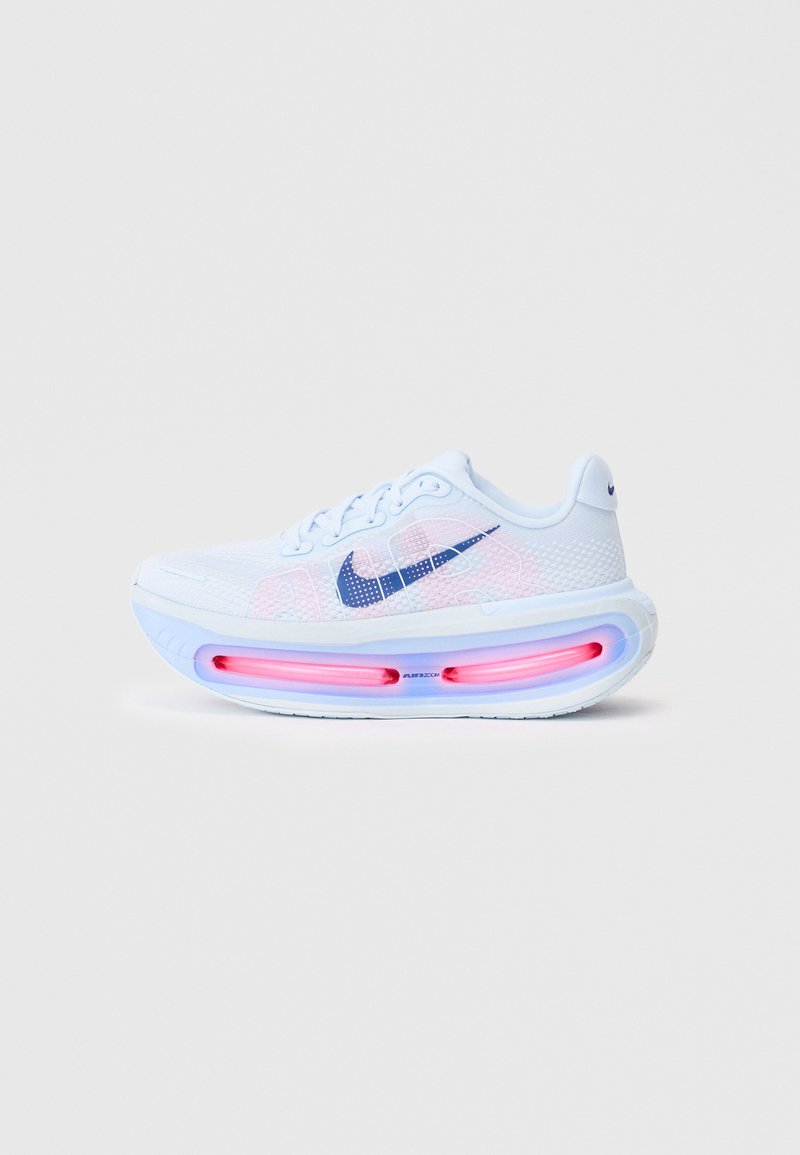 Sapatilhas Nike Air Max em malha branca com detalhes em rosa e azul, apresentando uma sola arredondada e amortecimento de ar visível no calcanhar.