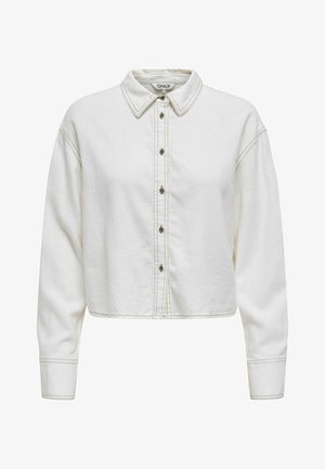 Przycięta biała koszula denimowa z długimi rękawami, zapięciem na guziki z przodu, kołnierzykiem w szpic i kontrastowymi detalami ściegów.