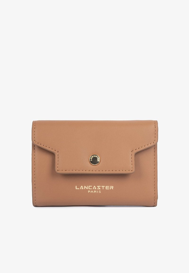 Portefeuille en cuir marron clair avec rabat et fermeture par bouton doré, avec le logo "Lancaster Paris" en lettres dorées sur le devant.