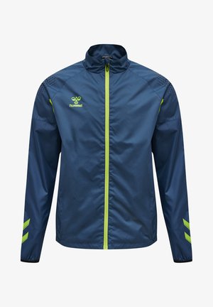 Marineblå vindjakke med fuld lynlås, lys grønne detaljer og tekstureret skulderdesign. Har en høj krave og elastiske manchetter.