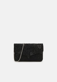 Zwarte parelmoeren clutch met een envelopontwerp. Voorzien van een zilveren kettingstrap en een gestructureerd bloemenpatroon op het oppervlak.