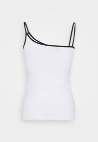 Camisole blanche avec un design asymétrique sur une épaule, ornée de bordures noires le long du décolleté et des bretelles. Tissu à texture lisse.