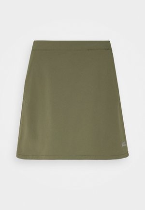 Jupe d'extérieur simple vert olive avec une ceinture élastique et un petit logo près de l'ourlet sur fond blanc.