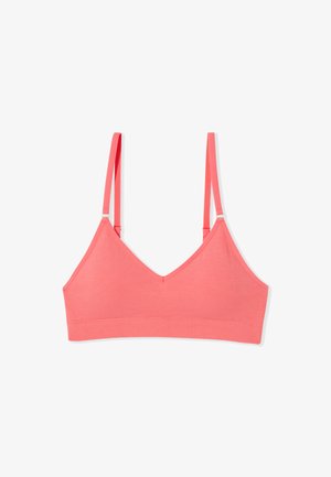 Korallenrosa weiches Stoff-Bralette mit dünnen verstellbaren Trägern und V-förmigem Ausschnitt, flach auf einem weißen Hintergrund liegend.