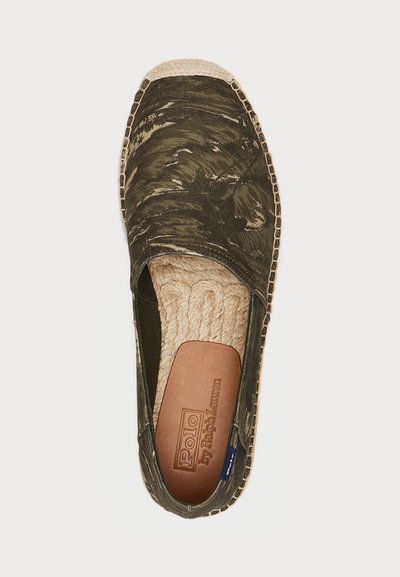 Espadrille slip-on i olivengrønn kanvas med blomsterprint, jute yttersåle og lærinnersåle. Har sømdetaljer rundt kantene.