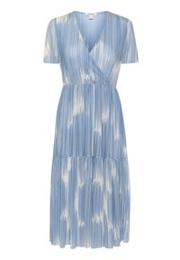 Vestido envolvente azul con mangas cortas, que presenta un patrón de rayas verticales en tonos más claros, una cintura ceñida y una falda en capas.