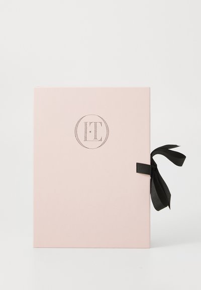 Heled roosa kinkekarp, millel on must riba sidutud paremal küljel, ja ümmargune monogrammi logo, kus on tähed "L" ja "T" esiküljel.