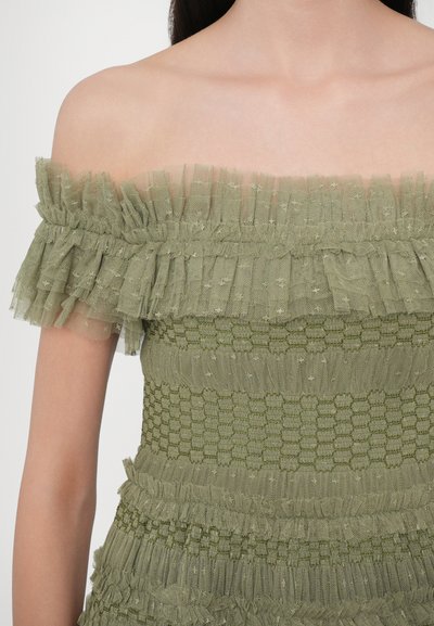 Off-the-shoulder jurk in lichtgroen met gelaagde ruches en textuurstof. Beschikt over geruite smock en verspreide versieringen.