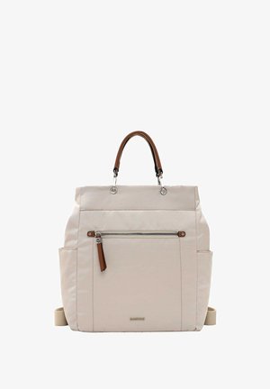 Beżowy plecak z tkaniny o teksturowanym wykończeniu, z brązowymi skórzanymi uchwytami, centralną kieszenią na zamek oraz bocznymi kieszeniami dla dodatkowej przestrzeni na przechowywanie.