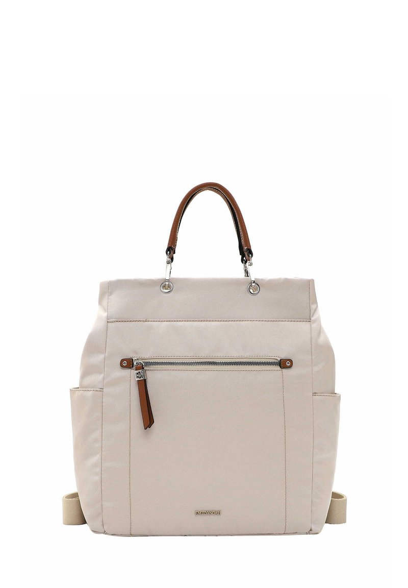 Beige Stoff-Rucksack mit strukturierter Oberfläche, braunen Ledergriffen, zentralem Reißverschlussfach und Seitentaschen für zusätzlichen Stauraum.