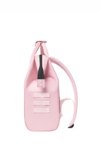 Rosa Rucksack mit strukturierter Form, aus Stoff gefertigt. Verfügt über einen schwarzen Reißverschluss, drei horizontale Riemenakzente und einen einzigen Schulterriemen.