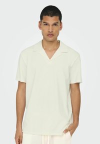 Kortärmad, ljusgrön skjorta med krage, tillverkad av textilerad tyg och med en något avslappnad passform, som har en mjuk, öppen halsdesign.