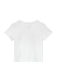 Witte katoenen t-shirt met korte mouwen, ronde hals en een klein cirkelvormig logo op de bovenrug. Glad textuur en eenvoudig ontwerp.