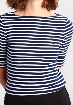 Top w paski w kolorach granatowym i białym, z okrągłym dekoltem i rękawami o długości do łokcia. Wykonany z elastycznego materiału.