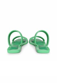 Grønne slide sandaler med flad sål, to buede stropper og en blank finish, kvadratisk tåform og struktureret fodseng.