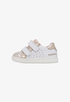 Witte sneakers met metallic gouden accenten, dubbele klittenbandsluitingen, geperforeerd ontwerp en gewatteerde kraag, met "Falcotto" branding.