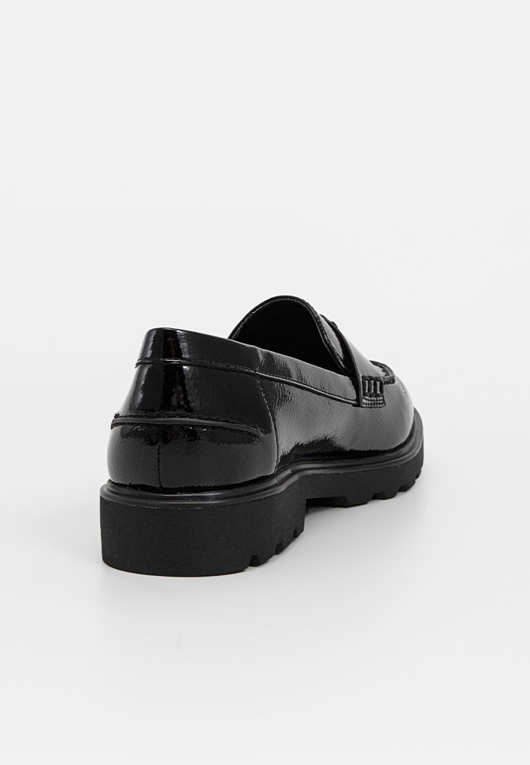 Schwarze Lacklederschuhe mit einer robusten Sohle und einem schlupfbaren Design, ausgestattet mit genähten Akzenten und einer glatten, glänzenden Textur.
