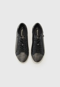 Sneakers neri con tomaia in tessuto testurizzato, dettagli scintillanti, chiusura con lacci e una sottile cerniera laterale. Taglia 37 segnato all'interno.