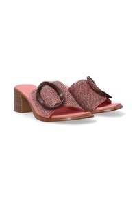 Rode en roze geweven slip-on sandalen met een chunky bruine hak en twee decoratieve bruine ringen bovenop. Textuurmateriaal en gladde zolen.