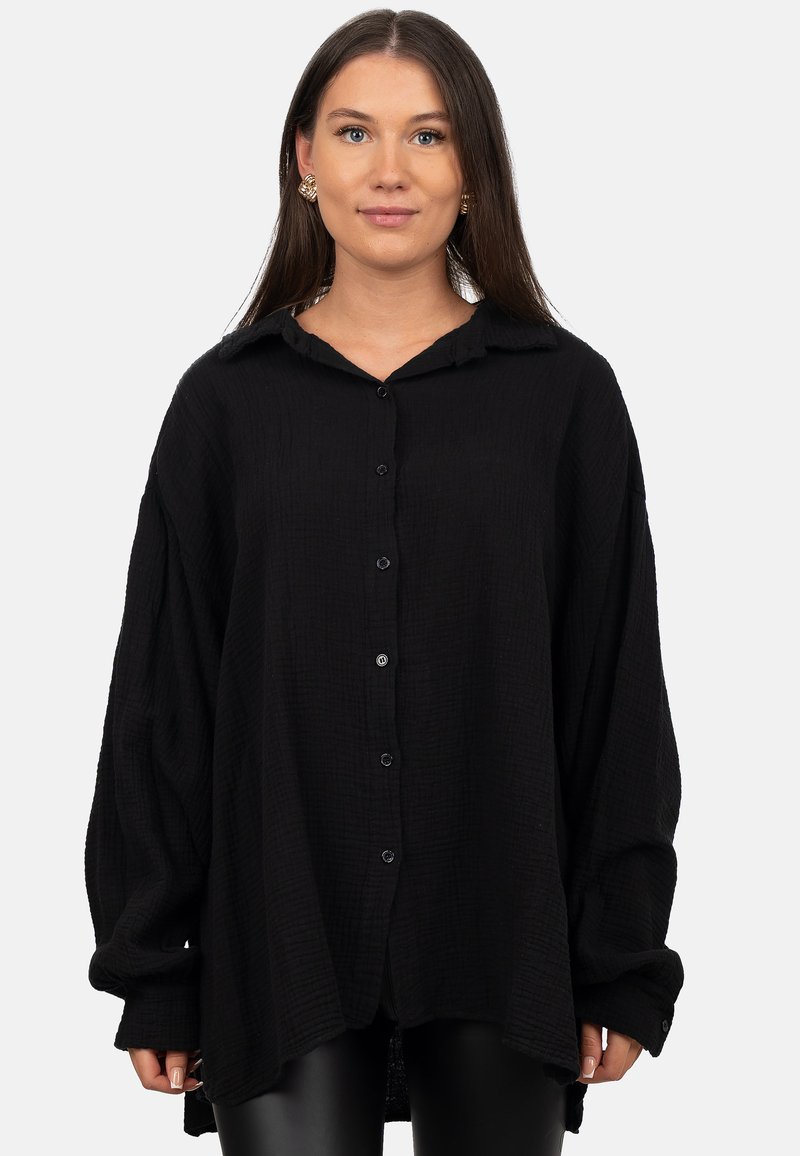Camicia nera oversize con tessuto testurizzato, vestibilità ampia e colletto classico. Presenta maniche lunghe e dettagli con bottoni.