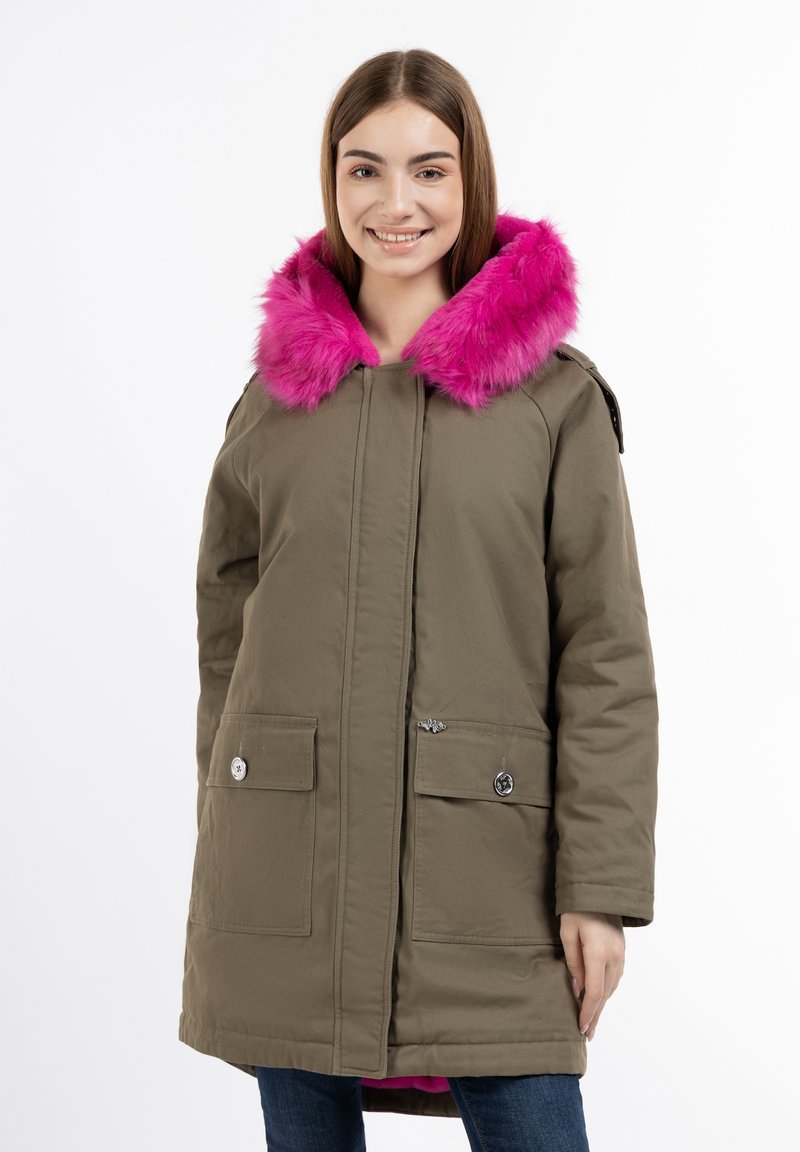 Olivgrön parkas med en rosa fuskpälskrage, framsida med dragkedja, knappfickor och en texturerad finis.