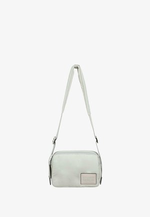 Lille rektangulære lys grå crossbody taske med justerbar polstret rem og "STUDIO BERLIN" label foran, lynlåslukning i toppen.