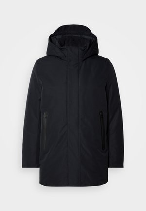 Chaqueta aislante negra con capucha, que cuenta con dos bolsillos laterales con cremallera, un cierre delantero con cremallera y una tela suave y texturizada.