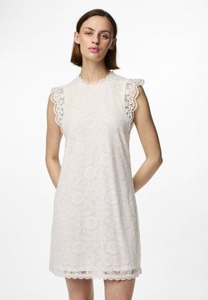 Hvit blonderkjole med korte, bølgete ermer. Har intrikate blomster mønstre og en bølgete kant. Ingen synlig maskinvare eller dekorasjoner.