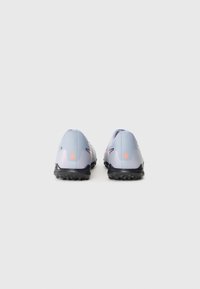 Scarpe da atletica di colore viola chiaro con una consistenza liscia, design a profilo basso, suola nera e accenti rosa brillante sul tallone e ai lati.