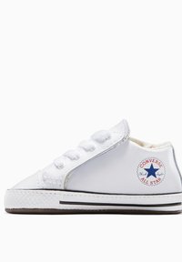 Sneaker bianca in pelle con suola in gomma, punta tonda, tre asole e patch con logo a stella blu sul lato. Texture liscia e design classico.