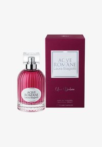 Rosa Glasparfümflasche mit gerippter Textur, klarem Deckel und silbernen Akzenten. Inklusive einer kastanienbraunen Box mit Marken- und Produktdetails.