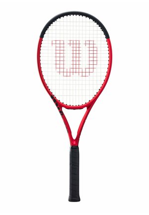 Roter und schwarzer Tennisschläger mit schwarzem Griff und rotem "W"-Logo auf weißen Saiten, isoliert auf weißem Hintergrund.