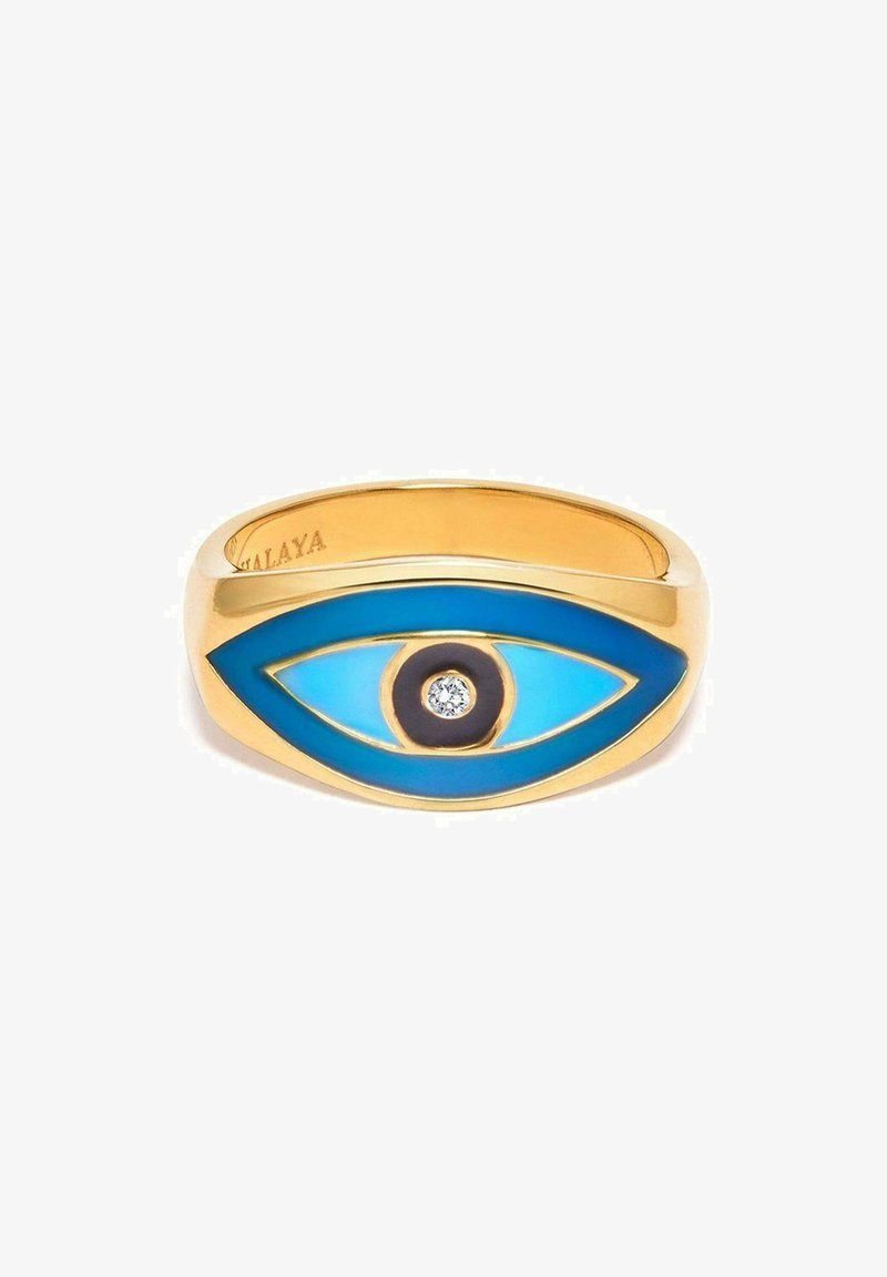 Guldring med et stiliseret øje design, blåt emalje, sort center og diamanter som accentuerende detalje, glat overflade og afrundede kanter.