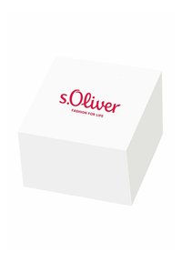 Weißer quadratischer Kasten mit schrägem Deckel, versehen mit rotem "s.Oliver" Logo und dem Text "FASHION FOR LIFE". Glatte, matte Textur und minimalistisches Design.