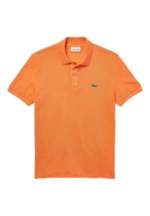 Polo orange à manches courtes avec col, patte à deux boutons et petit logo crocodile vert Lacoste sur la poitrine gauche.